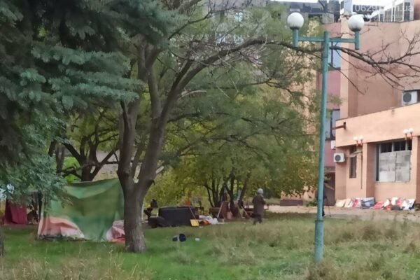 Ключі від квартир – тільки для “своїх”: Маріупольці досі готують на вогнищах та живуть у наметах