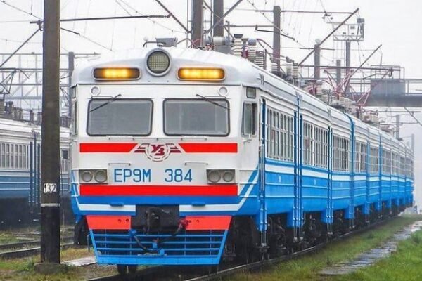 “Укрзалізниця” почала продавати абонементи на приміські електрички в 10 областях