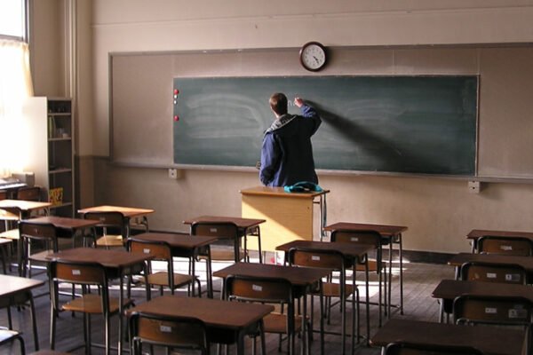 Вчителі-колаборанти масово тікають з Мелітополя