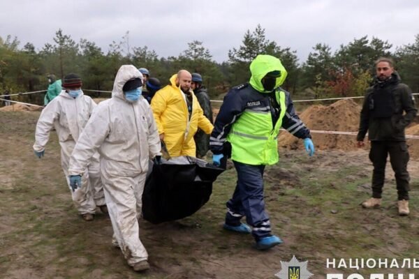 У масовому похованні в Лимані виявили тіла ще восьми людей