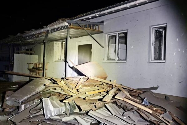 Понад 100 снарядів випустили окупанти цієї ночі по Нікополю. Є поранені, серед них – дитина