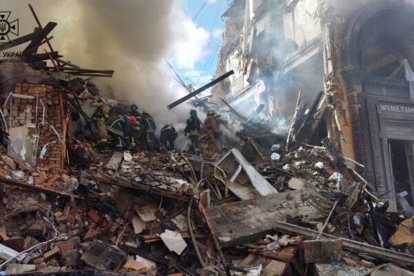 Ракетна атака по Запоріжжю: з-під завалів дістали тіла трьох загиблих (ФОТО, ВІДЕО)