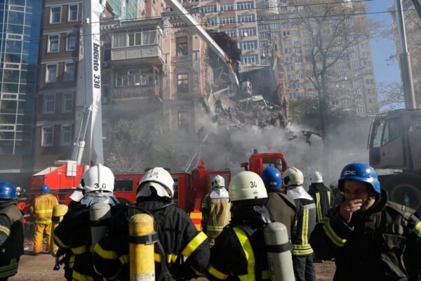З-під завалів будинку в центрі Києва дістали тіло ще одного загиблого