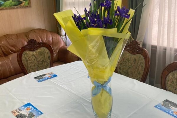 Штайнмаєр отримав від “Укрзалізниці” букет ірисів із натяком, що Україна чекає на нові IRIS-T (ФОТО)