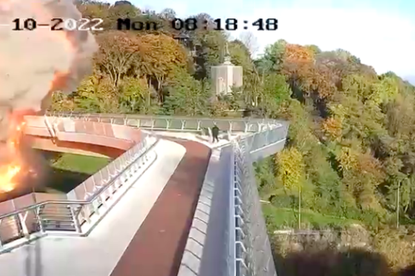 Росіяни вдарили ракетами по “мосту Кличка” у Києві (ВІДЕО)