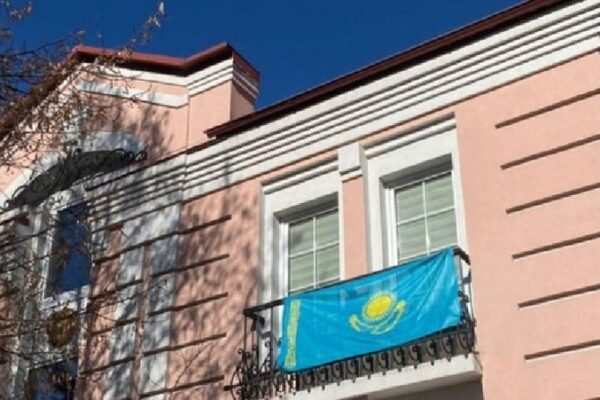 Частину працівників посольства Казахстану евакуювали з Києва до Варшави