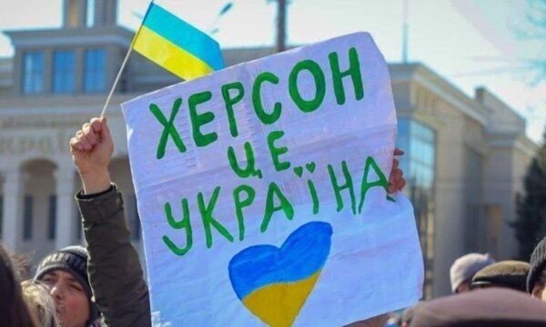 В окупованому Херсоні колаборанти сплять у бронежилетах і активно вивозять награбоване