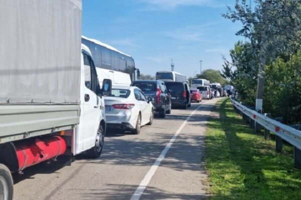 Окупанти намагаються перекинути військову техніку через Керченську протоку: На пором черги