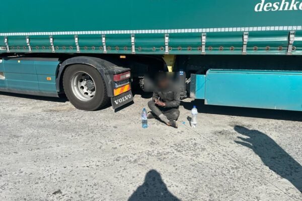 У Чернівецькій області прикордонний пес знайшов нелегала, що п’ять днів подорожував під дном вантажівки (ФОТО, ВІДЕО)