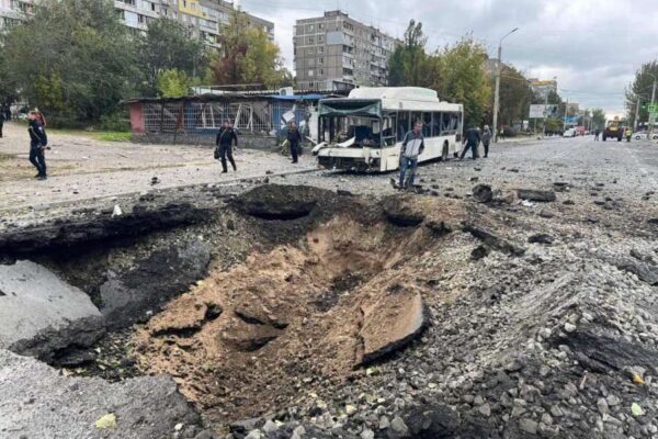 В епіцентрі вибуху у Дніпрі опинився автобус: 15 пасажирів перебувають у лікарні
