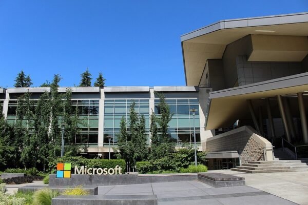 Microsoft знову активно торгує програмним забезпеченням на росії і навіть знизив ціни