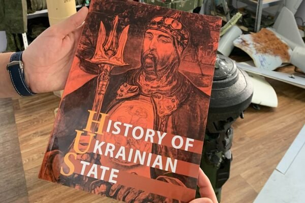 Притула відправив Маску книгу з історії України, на яку скинулися українці (ФОТО)