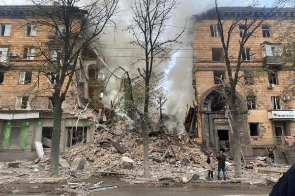 Окупанти випустили ракети по багатоповерхівках Запоріжжя: зруйновані під’їзди, є загиблі (ФОТО, ВІДЕО)