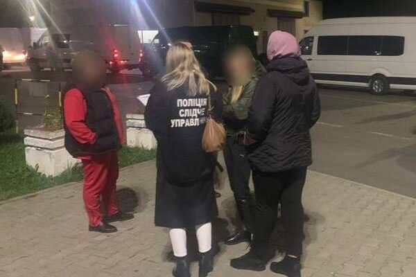Жителька Буковини намагалася перевезти чоловіка через кордон у багажнику авто