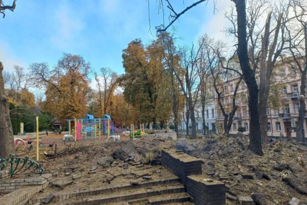 Ракетний удар по Києву: Пошкоджені майже півсотні будинків, школи і лікарні, – Кличко