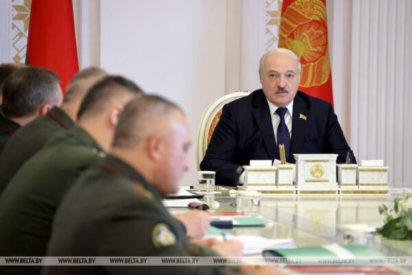 Диктатор Лукашенко заявив про розгортання “союзницького угруповання військ”