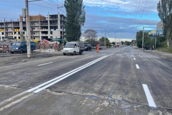 У Дніпрі за ніч відновили дорогу, куди влучила російська ракета (ФОТО)