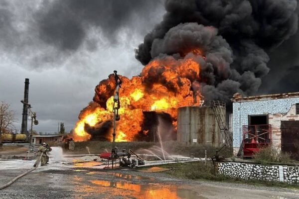 ЗСУ нанесли масований удар по станції Шахтарська: Запалали цистерни з паливом (ВІДЕО)