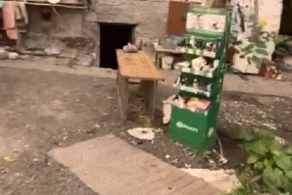 В окупованому Маріуполі люди досі живуть у підвалах і готують їжу на вулицях (ВІДЕО)