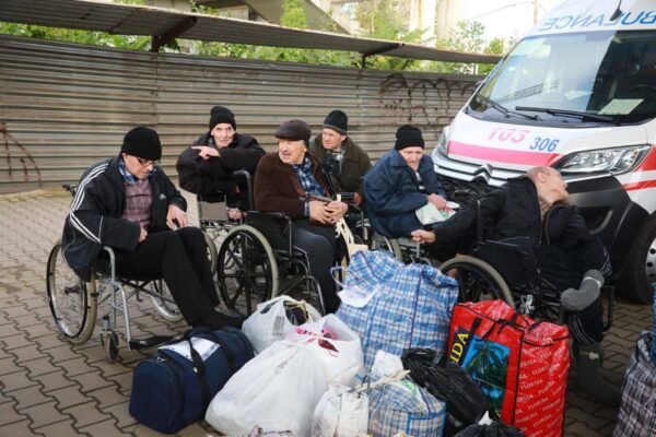 Підопічних геріатричного пансіонату з Запоріжжя евакуювали на західну Україну