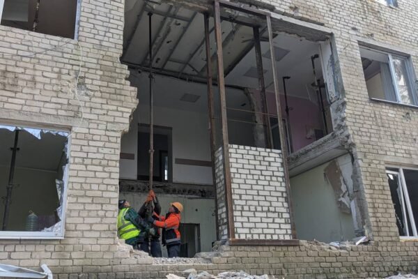 В Балаклії почали відбудову напівзруйнованої райлікарні, де раніше була казарма окупантів (ФОТО)