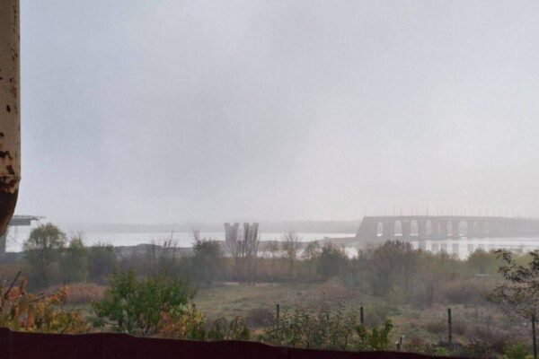 Антонівський міст таки впав: З’явилися фото та відео (ФОТО, ВІДЕО)