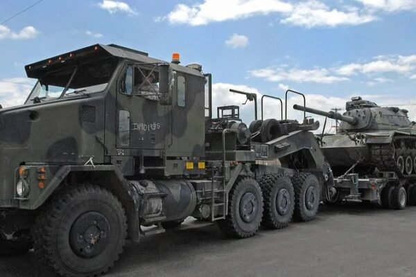 Німеччина передала Україні тягачі Oshkosh та бронемашини