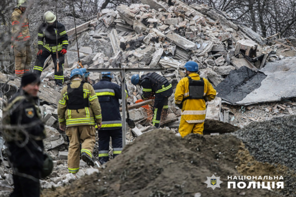 Троє – діти: у Вільнянську під завалами зруйнованого будинку знайшли тіла 10 загиблих