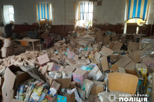 Наслідки ворожого обстрілу пункту видачі гумдопомоги в Оріхові на Запоріжжі (ФОТО)