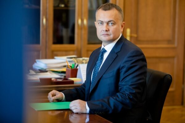 Зламали двері і вилучили телефони: Вдома у голови бюджетного комітету ВР Арістова провели обшуки