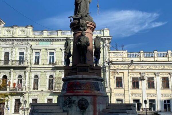 Каптур ката, зашморг в руці та кривава фарба: В Одесі “прикрасили” пам’ятник Катерині ІІ (ФОТО)