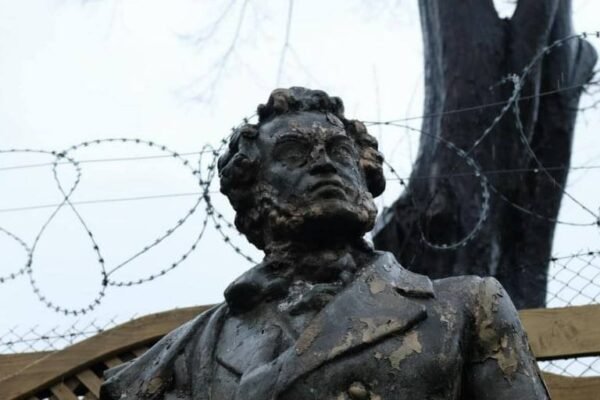 “Пушкінопад” триває: Ще один пам’ятник Пушкіну знесли у Чернівцях (ФОТО)