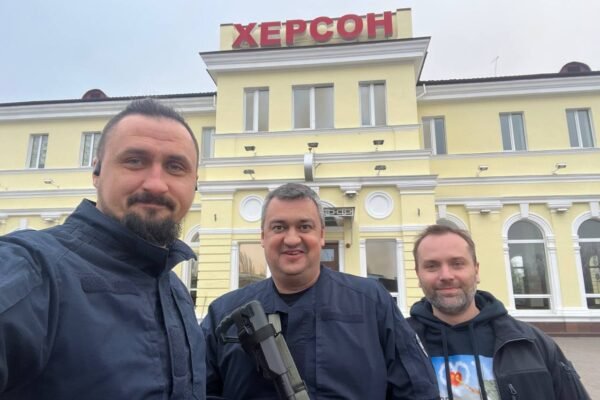 “Вокзал на місці, значить скоро буде і потяг”: В Укрзалізниці анонсували відновлення сполучення з Херсоном (ФОТО)