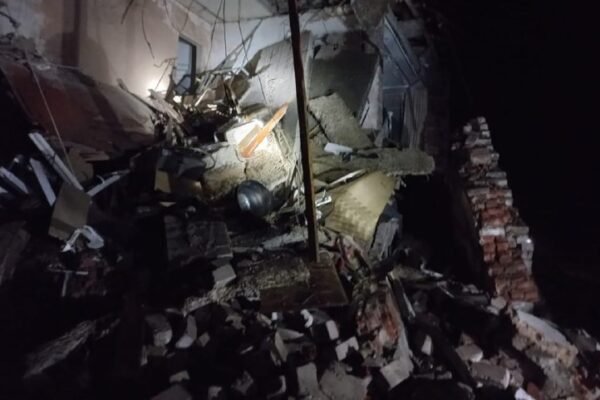 На Харківщині росіяни поцілили ракетою в багатоквартирний будинок. Є жертви (ФОТО)