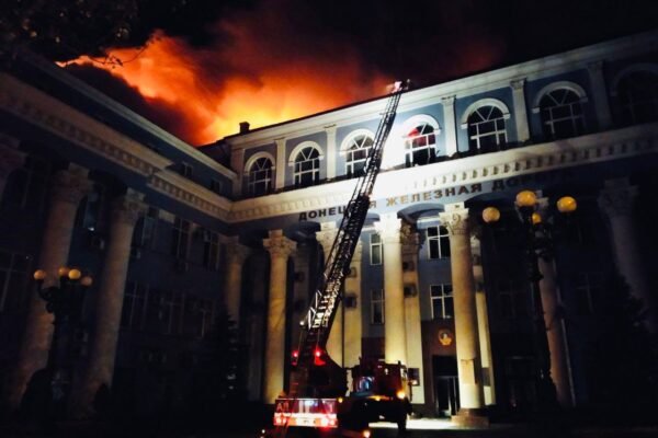 Пряме влучання: В тимчасово окупованому Донецьку палає управління залізниці (ФОТО)
