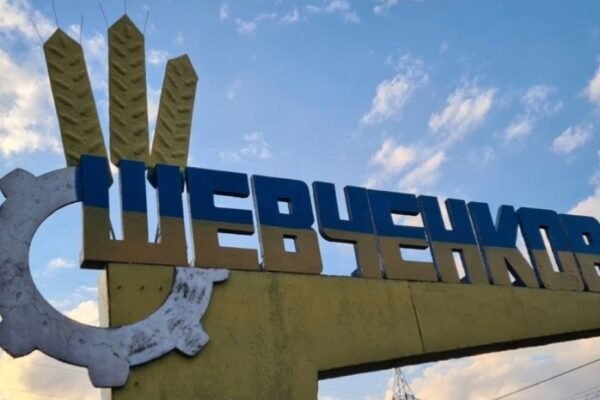 Демонтований рашистами пам’ятний знак Захисникам України повернули на місце у селищі на Харківщині