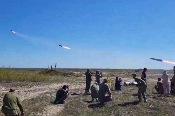 Як бійці ЗСУ стріляють британськими ракетами з автомобілів посеред поля (ВІДЕО)