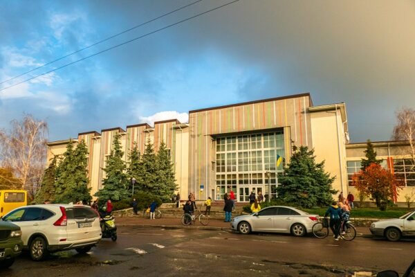 На Київщині відновив роботу Молодіжний центр, приміщення якого було зруйновано ракетою (ФОТО)