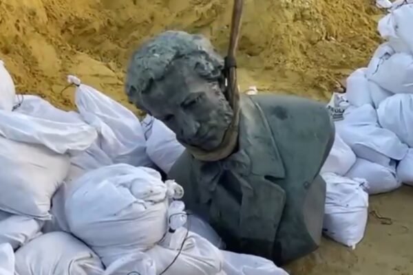 Сховали на зберігання: Як у Харкові демонтували погруддя Пушкіна (ВІДЕО)