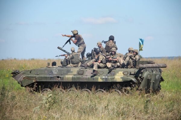 Як одна БМП з бійцями ЗСУ зухвало атакувала позиції окупантів і змусила їх тікати (ВІДЕО)