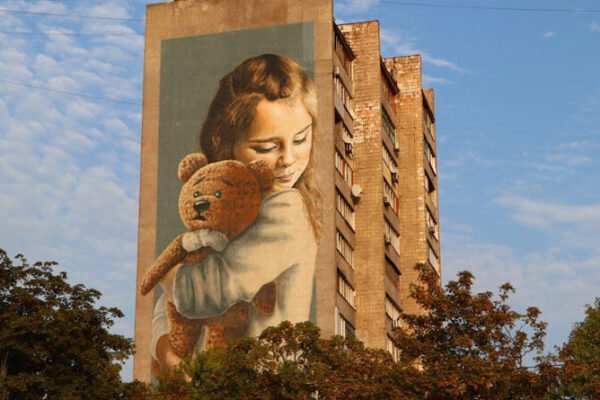 Страшніше за вандалізм: У Маріуполі окупанти знищили культовий мурал (ВІДЕО)