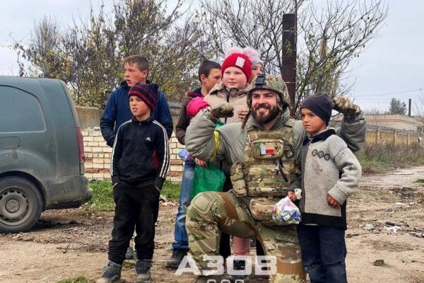 Від старого до малого: Жителі звільнених сіл Херсонщини зустрічають ЗСУ, замальовують рашистську символіку та плачуть від щастя (ВІДЕО)