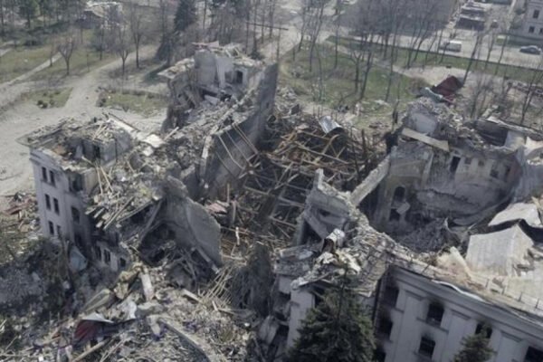 У Маріуполі окупанти екскаватором вигрібають залишки тіл загиблих у Драмтеатрі (ФОТО)