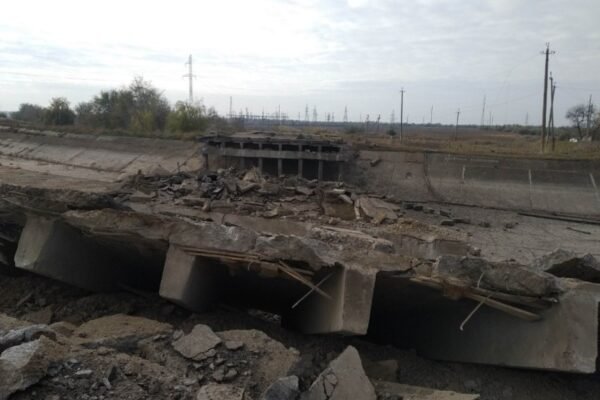 На Півдні окупанти масово підривають мости через канали і річки у власному тилу (ФОТО)