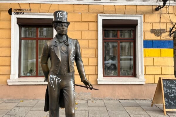 Розмалювали з ніг до голови: В Одесі на пам’ятнику Пушкіну з’явився заклик “Геть!” (ФОТО)