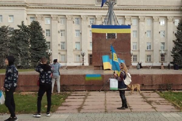 У Херсоні люди йдуть у центр міста зустрічати ЗСУ з українськими прапорами (ФОТО, ВІДЕО)