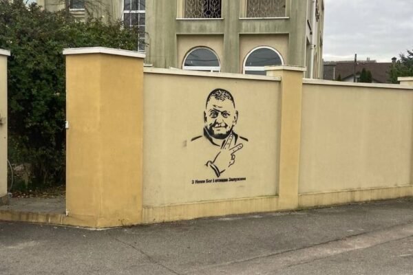 У звільненому Херсоні з’явилося графіті з Залужним (ФОТО)