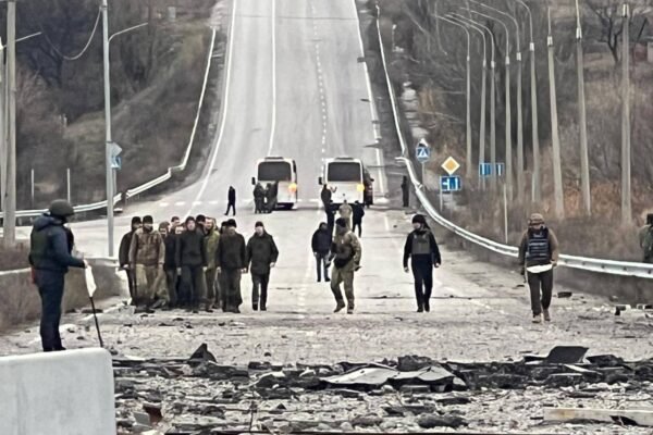 Ще один обмін полоненими: Україна повернула додому 50 військових (ФОТО, ВІДЕО)