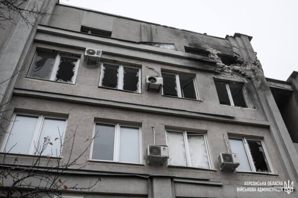 Росіяни продовжують обстрілювати Херсон: є загибла (ФОТО)