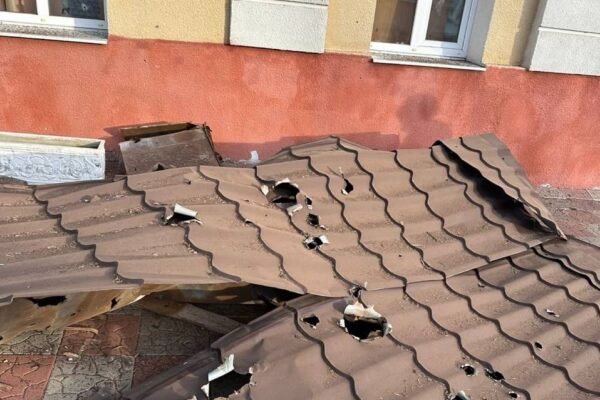 Зруйнований багатоквартирний будинок: росіяни невпинно атакують Харківщину (ФОТО)
